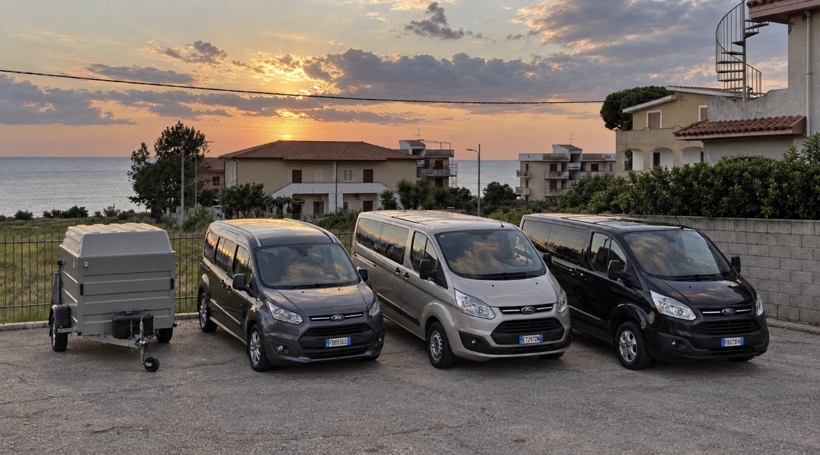Flotta reale Isola Rent: veicolo 7 posti, due furgoni 9 posti e carrello chiuso al tramonto