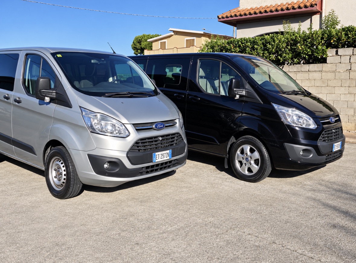 I due furgoni Ford 9 posti Isola Rent: ET297ZN e FB373FR, entrambi guidabili con patente B